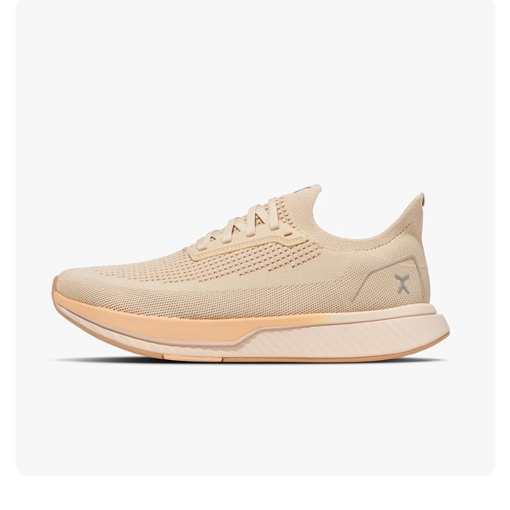 Mens 7/Womens 8.5 Lightweight Flux Knit Runner in Beige/Nectar